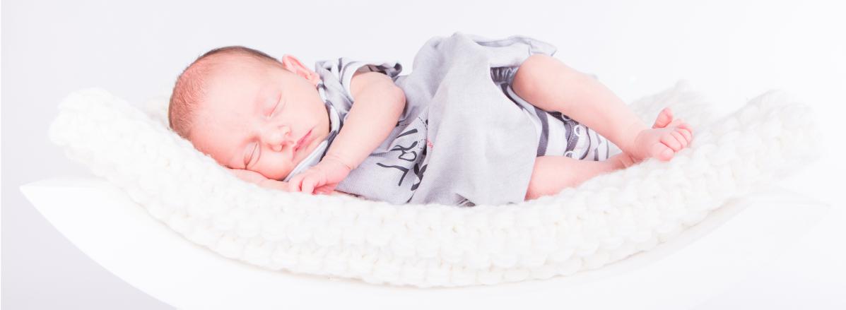 Photographe de portrait de nouveau-né, bébé au Puy en Velay, Haute Loire.