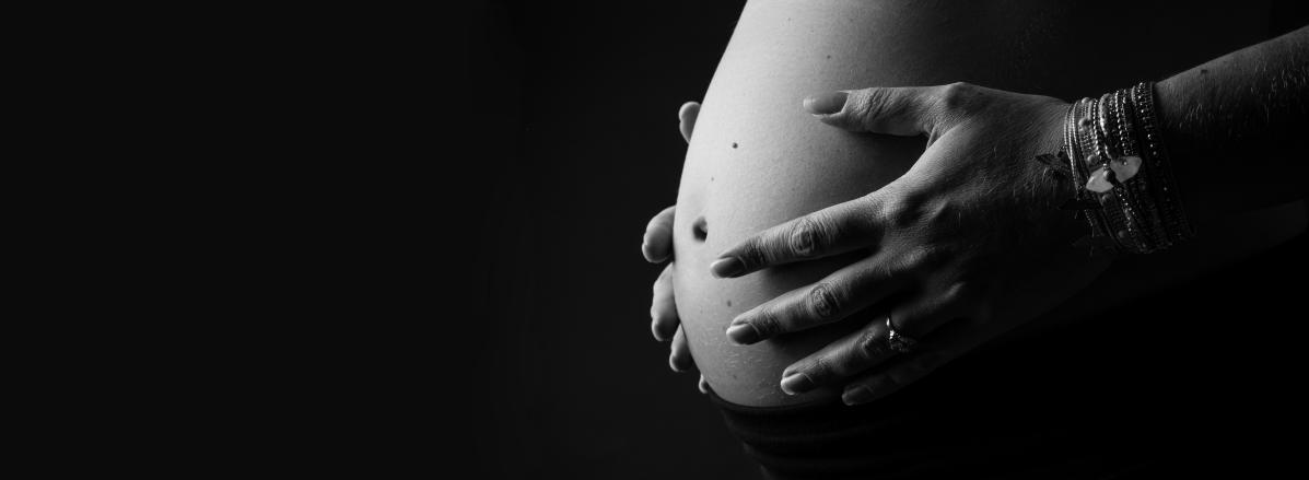 Photographe de portrait de grossesse au Puy en Velay, Haute Loire. En studio ou en extérieur.